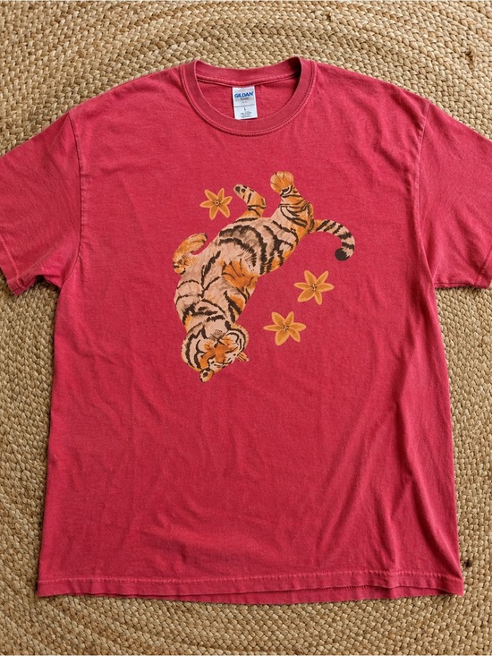 Gildan Tops - Gildan Red Tee with Orange Tiger Graphic